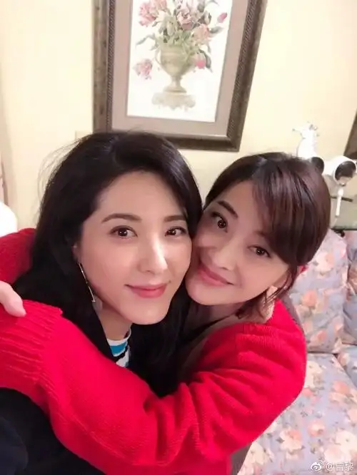 与大美女曾黎合照都直接碾压素颜皮肤紧致白皙,v脸立体俏丽,眼睛明亮