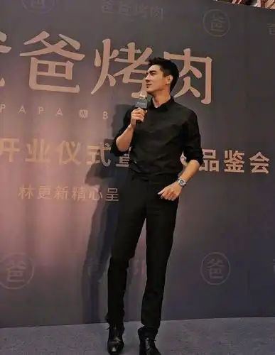 然后身材还是一等一的好,许多妹子能看着林更新的大长腿从嘴角流下不