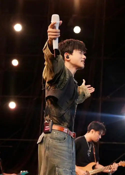 张杰工作室视频拍的比照片好看