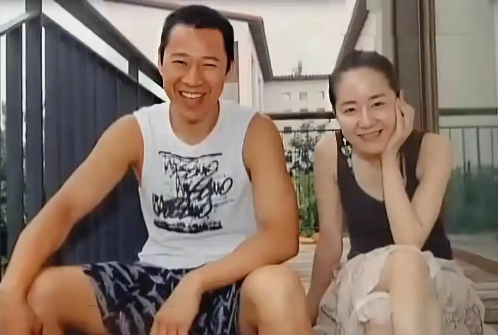 跟张丰毅结婚28年未生子,二婚还带娃的霍凡仍被当宝,她凭什么?