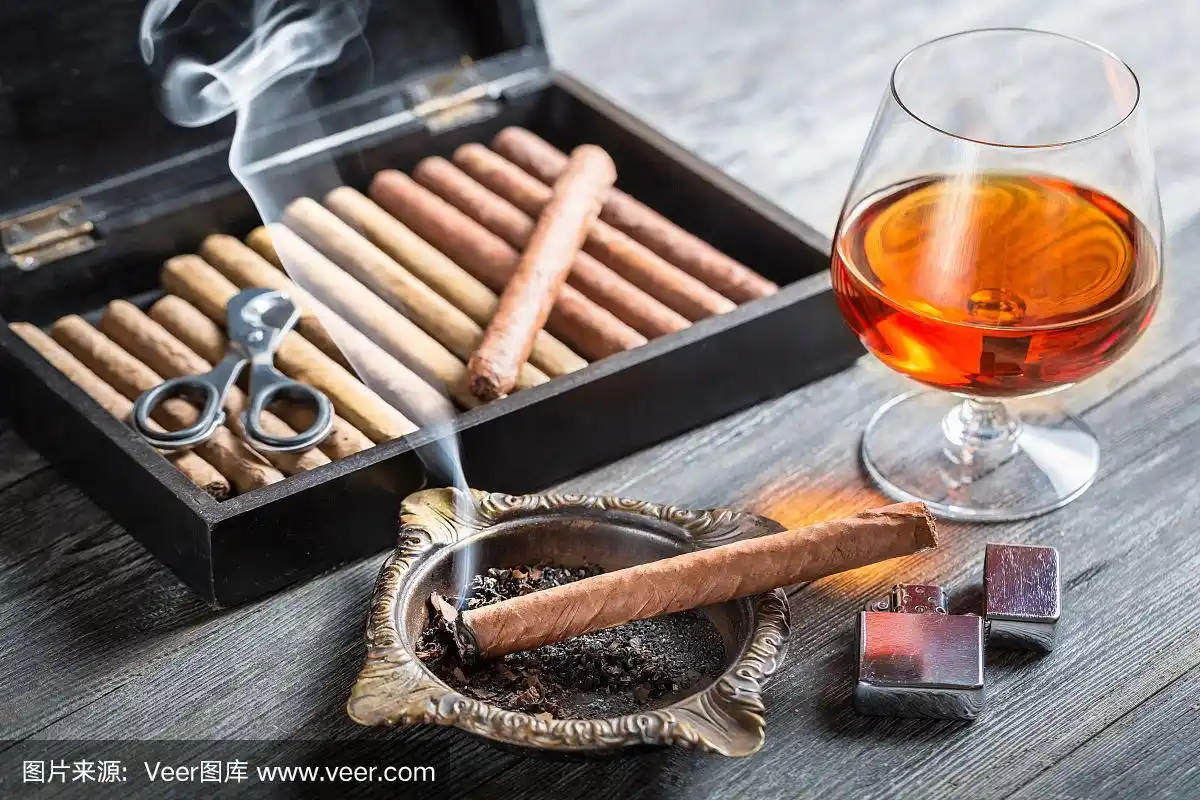 雪茄和干邑白兰地的香气在杯中飘浮
