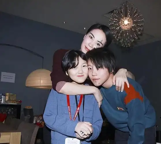 有种偏心叫王菲俩女儿上帝吻了大女儿的脸却没给小女儿留扇窗