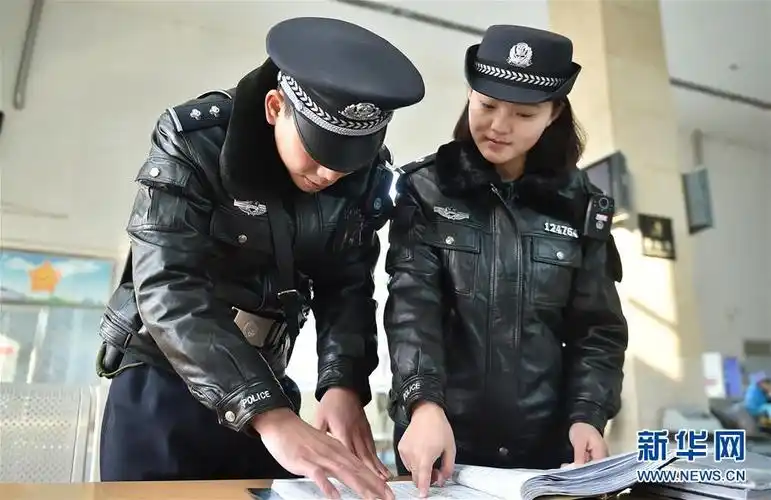 1月26日,田小凤(右)和同事在火车站执勤.