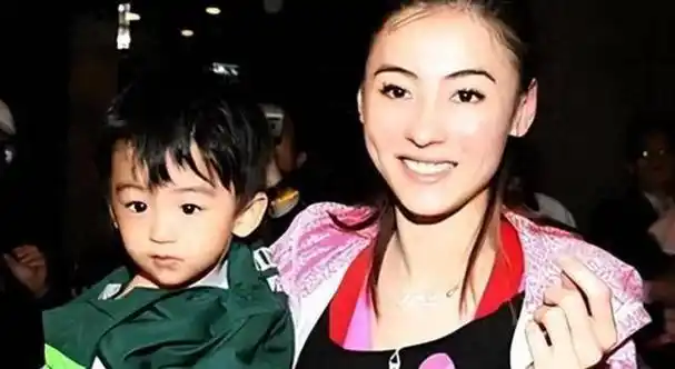 王菲脸色惨白,谢霆锋把三胎生父之谜解开了,张柏芝发长文解释