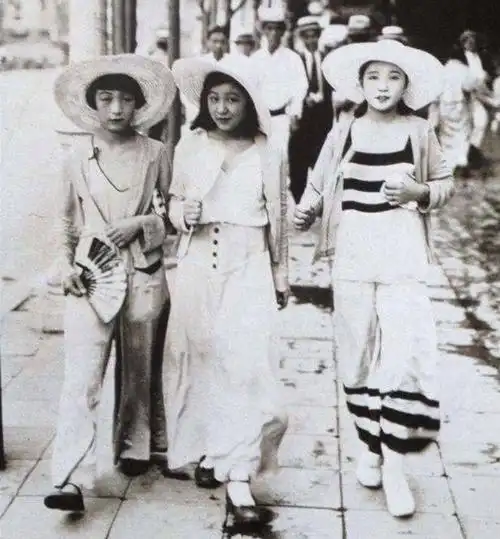 当时日本经济还比较发达1930年代日本女性老照片:穿着时髦的日本年轻