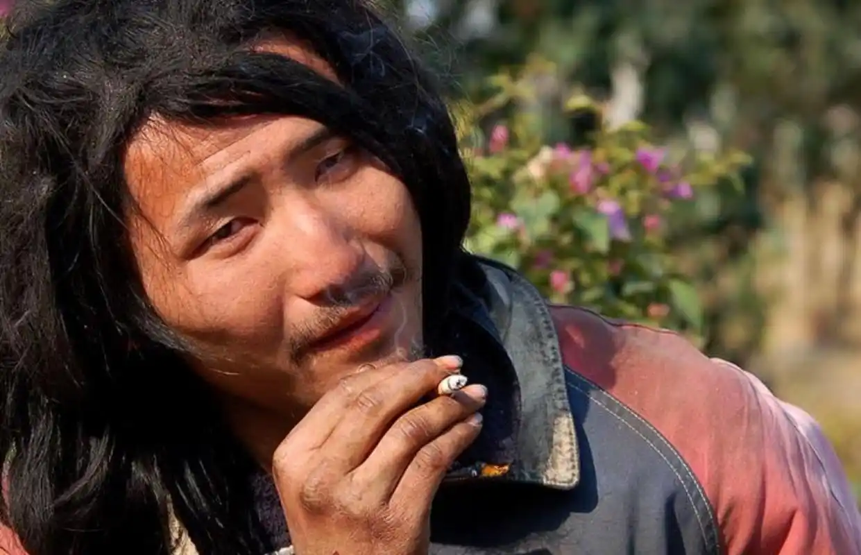 为什么流浪汉不打理,不洗头没有头顶,反而一头乌黑发亮的头发?