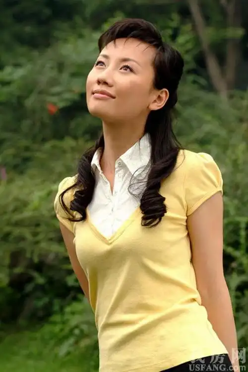 毕业于北京广播学院播音主持艺术学院,现为中央电视台科教频道主持人