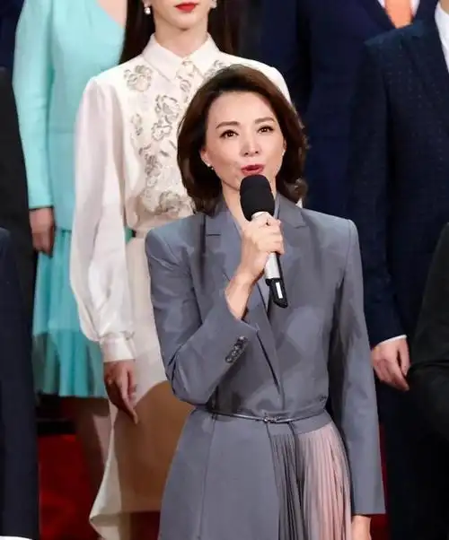 董卿又带火了一种名媛穿法纯色大衣高跟鞋时尚显瘦又高级