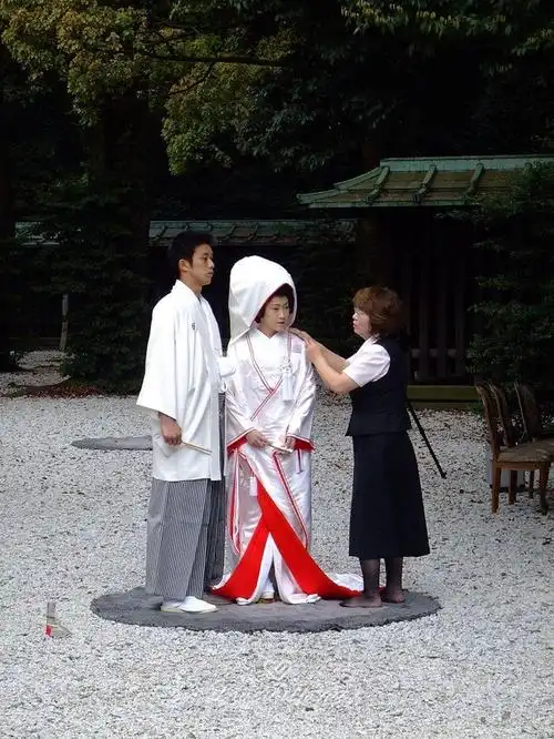 日本传统的结婚礼服是什么样的呢?今天来介绍一下日本传统的结婚礼服.