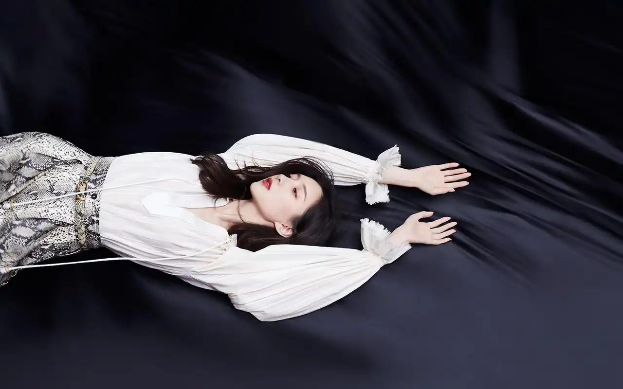 江疏影性感优雅写真桌面壁纸