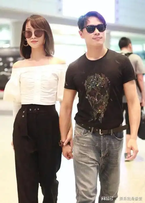 蓝盈莹与曹骏十指相扣两人身高相差无几网友曹骏真有175