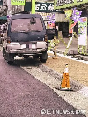 小孩在马路边随地大小便.(图/网友提供)
