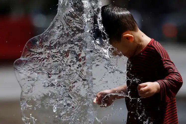 比利时布鲁塞尔天气炎热儿童喷泉中玩耍降温