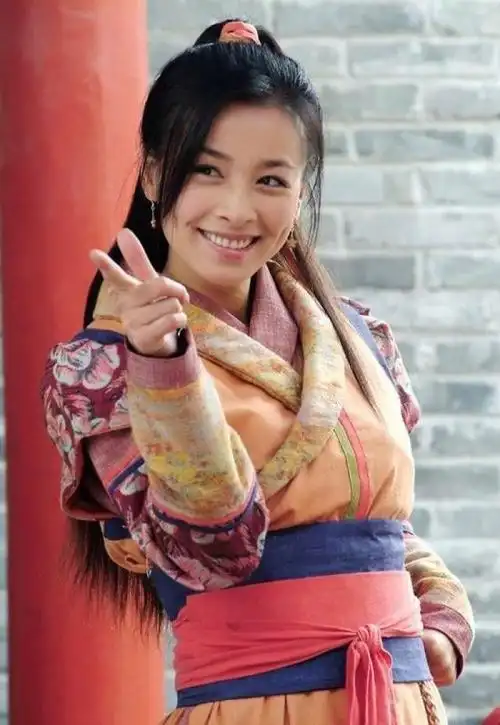 在《绝代双骄》与《穿越时空的爱恋》的荧幕上,她的演技灵动而生动,为