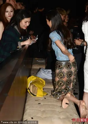 angelababy着半透视装现身 跪沙发拉裙子