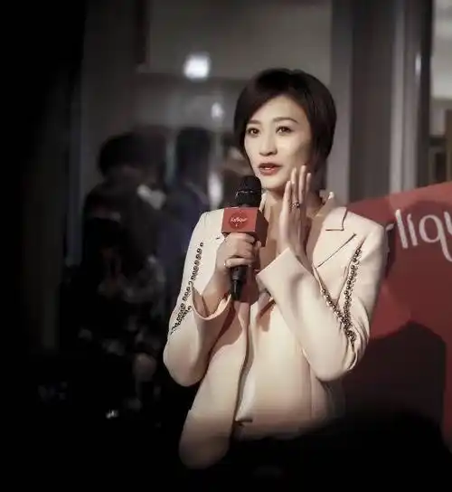 李小冉剪了短发气质更惊艳,穿粉色西装配短裤亮相,长筒靴美腻了