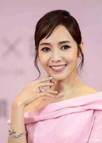 侯佩岑成为冻龄女神,一袭粉色长裙高级减龄,美到骨子里