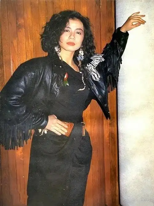 62岁的钟楚红又美又会穿旧时美照现在拿来看依然让人心潮澎湃