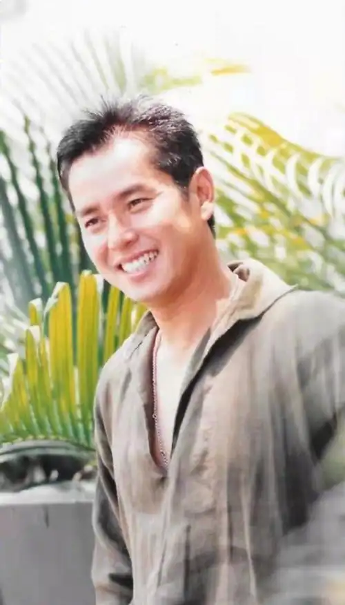 71岁谭咏麟晒青年旧照,乌黑头发精致五官帅呆,灿笑如阳光少年