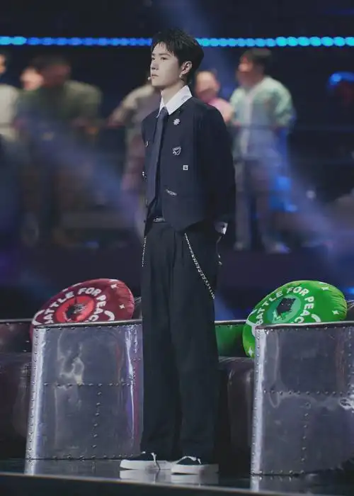 王一博这就是街舞造型图 黑色马甲造型,好帅!__财经头条