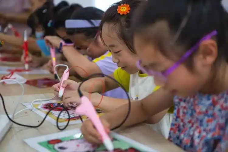 南苑街道健园社区组织少先队员开展3d打印党旗国旗喜迎二十大_红色