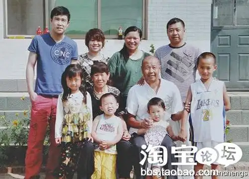 首先来曝光一张小沈阳的,这可真是个家族大集合啊!