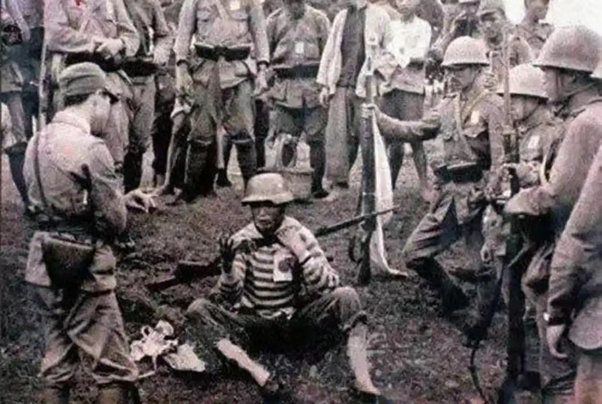 二战期间,一个中国士兵被日军俘虏,遭到了他们的包围,看起来很是凄惨.