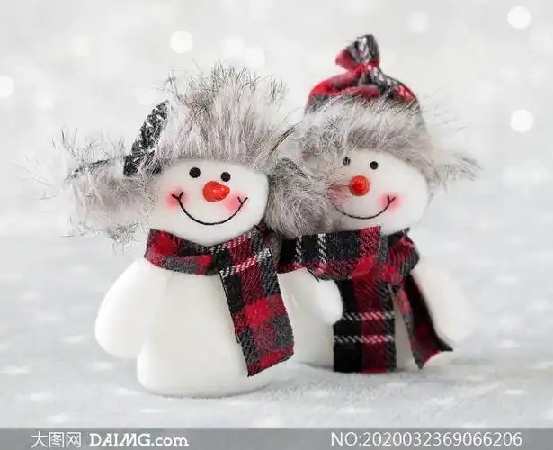 雪地上的两枚雪人布偶摄影高清图片