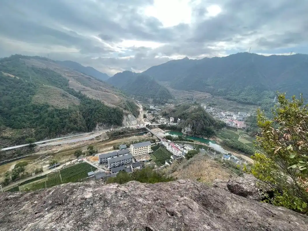 从山顶上看村里的风景不由自主的拍下了几张照片