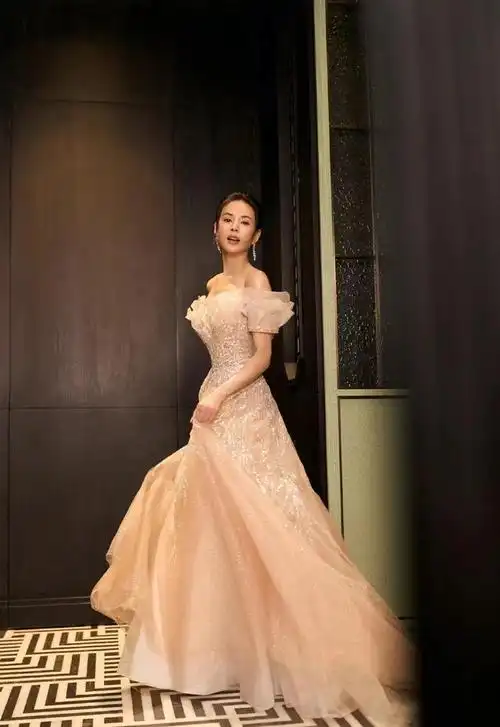 "姑姑"李若彤晒新的写真美照了,穿着漂亮的礼服,简直太美了,出道这么