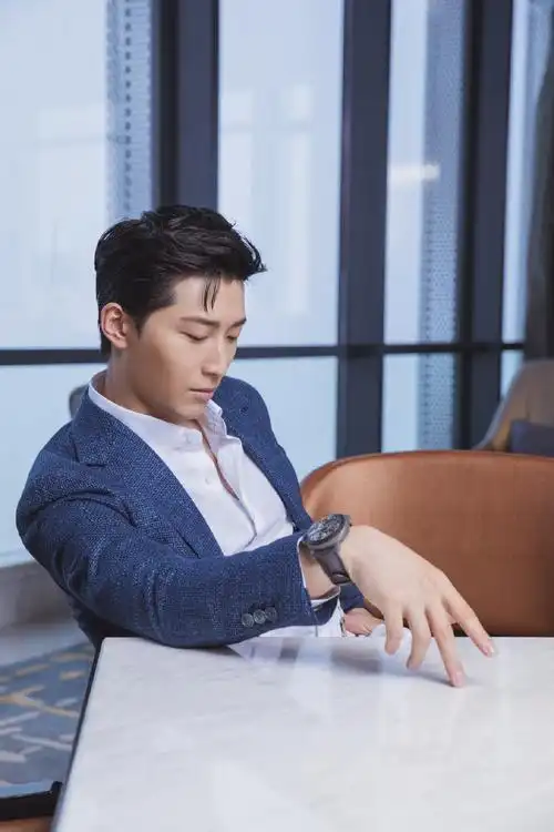 > 窦骁蓝色西装魅力写真图片(6/7)