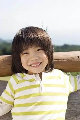 阴影,条纹,服装,光线,影子,注视,休闲装,黄种人,树,树木,小孩,衣服