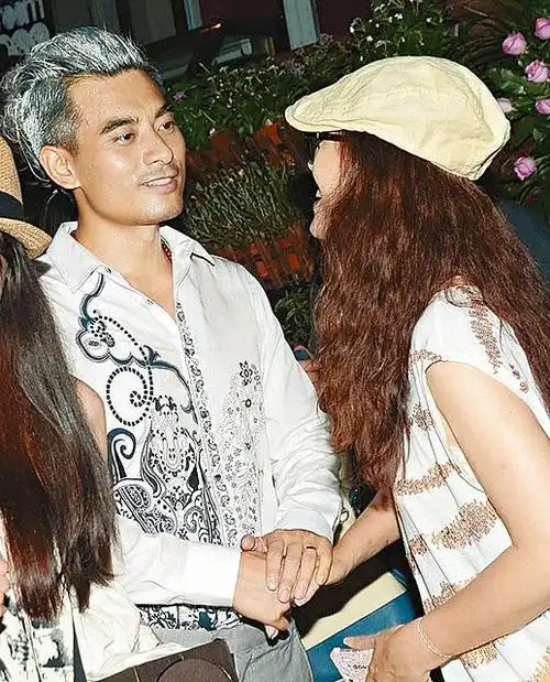 48岁周海媚曝与小男友一见钟情 蹲地上为其炒菜