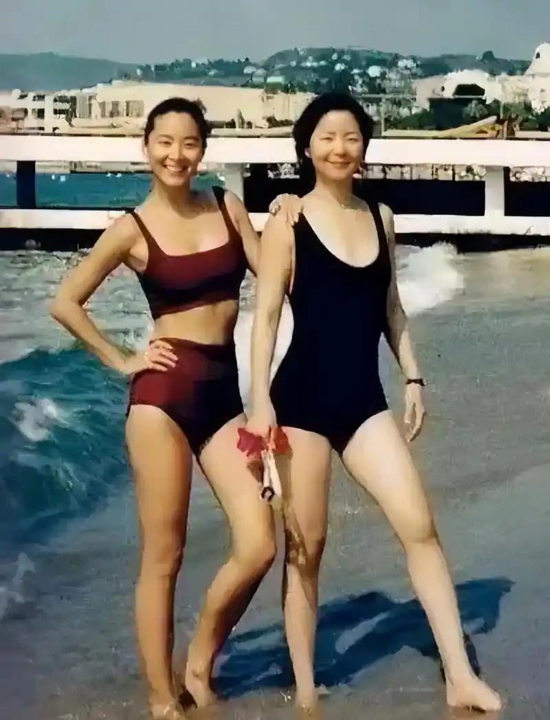 林青霞和邓丽君合影照,邓丽君单独看还是挺漂亮的,和林青霞站一起就稍