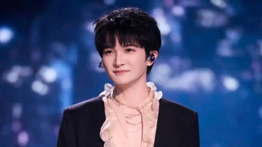 周深《沉默的羔羊》开口跪,歌剧唱腔张力拉满,嘹亮高音一发入魂