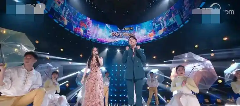 原创李佳琦与偶像张韶涵同台合唱激动到走路不稳满脸写着紧张