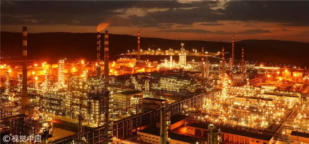 昆明:实拍安宁炼油厂夜景 灯火辉煌绚丽夺目