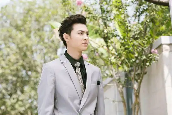 邱胜翊爱人的谎言曝深情照王子变暖男骑士