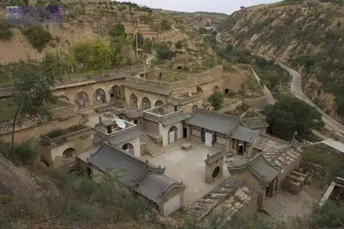 古代小地主的生活与普通农民无异,亲自下田耕种,舍不得吃喝玩乐