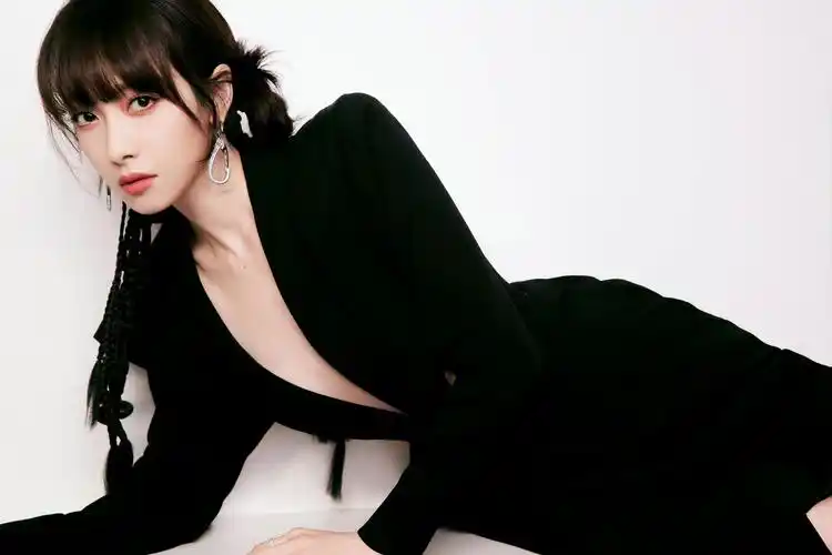 宋茜最新美照分享,黑色镂空设计西装裙酷飒性感又妩媚,宋茜好美