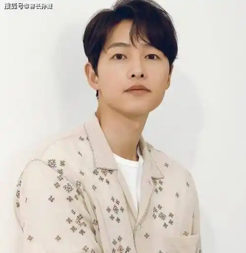 宋仲基的太阳穴是充盈的,加上丰富的软组织覆盖,脸型比较流畅且饱满