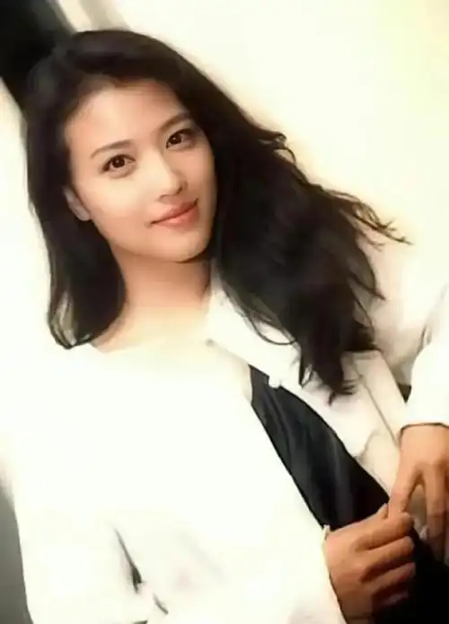 周海媚去世:短婚无子,爱小男友12年无果,最后时光与宠物为伴