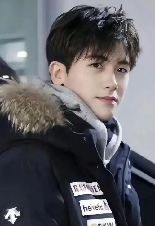 朴炯植黑色卫衣