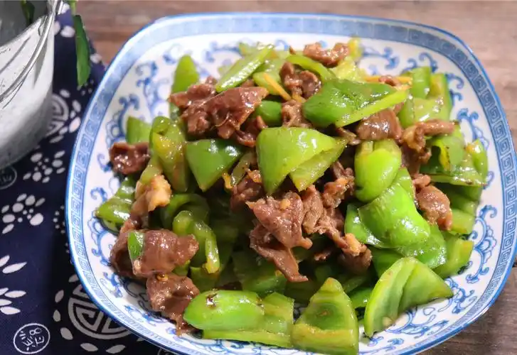 青椒炒牛肉时,直接下锅是不对的!多加一步,牛肉嫩滑还入味