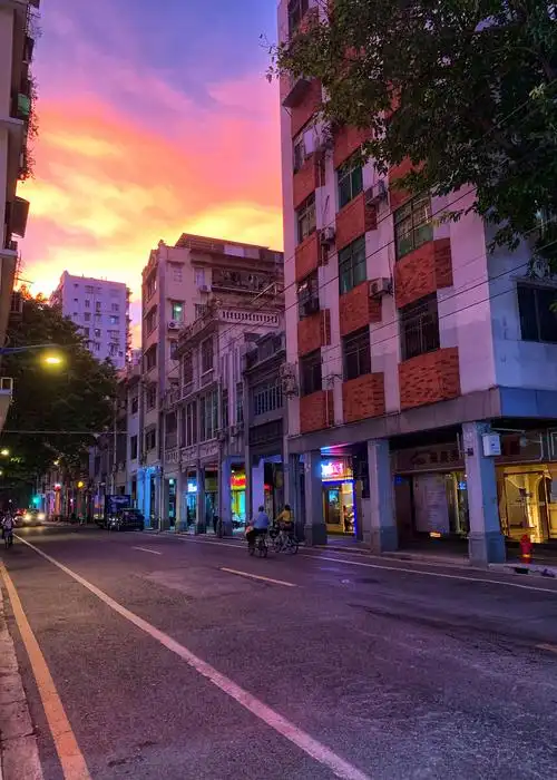 广州老街的晚霞