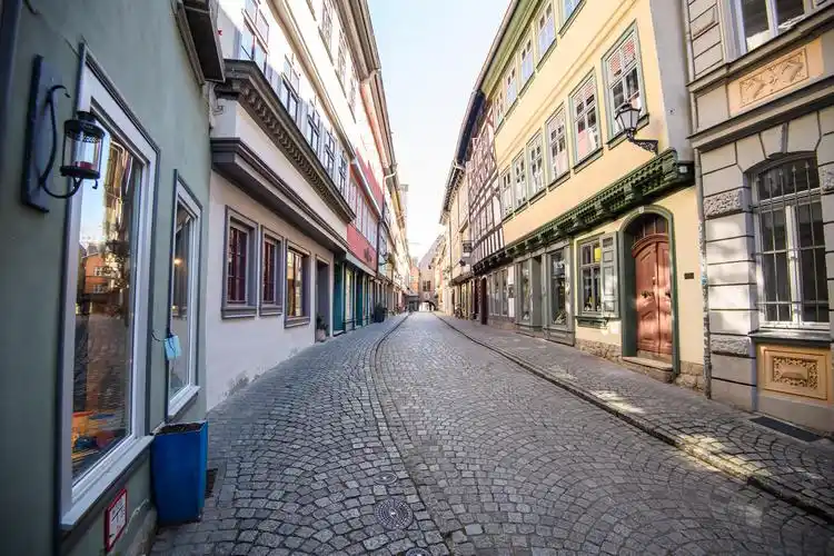 这是4月1日在德国中部城市爱尔福特拍摄的一条空旷的街道.