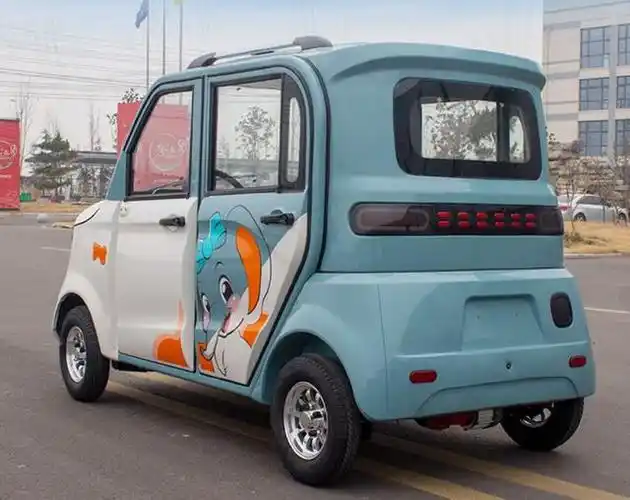 它虽然是一款老年代步车,但是引入了智能化座舱的概念,配有独立的中控