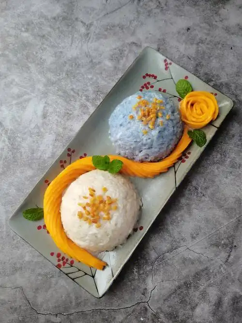 泰国美食双色芒果糯米饭