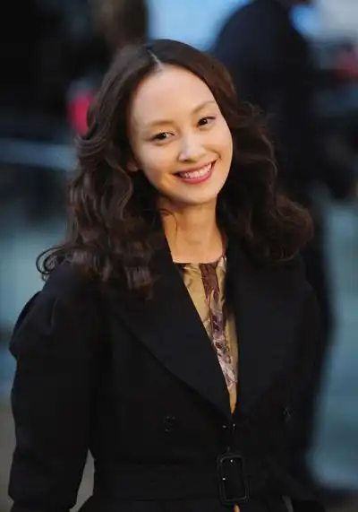 李娜英与张曼玉代表亚洲之美 伦敦时装秀受珍宠