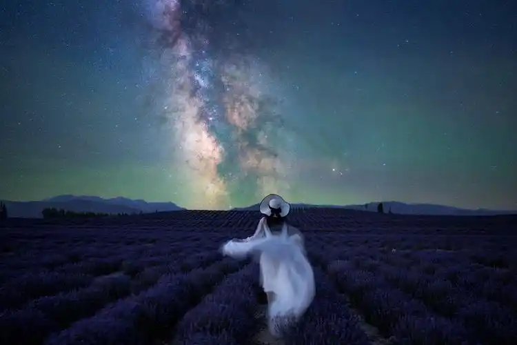 梦幻星空下的少女害羞